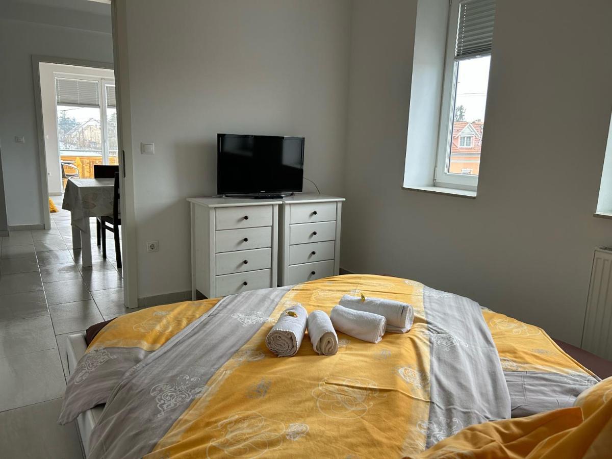 Azur Haz Viola Apartman Sarvar Exterior photo