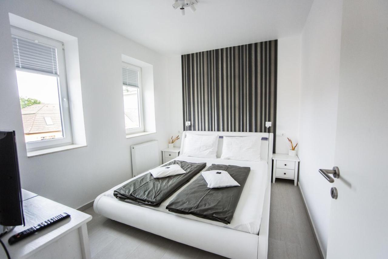 Azur Haz Viola Apartman Sarvar Exterior photo